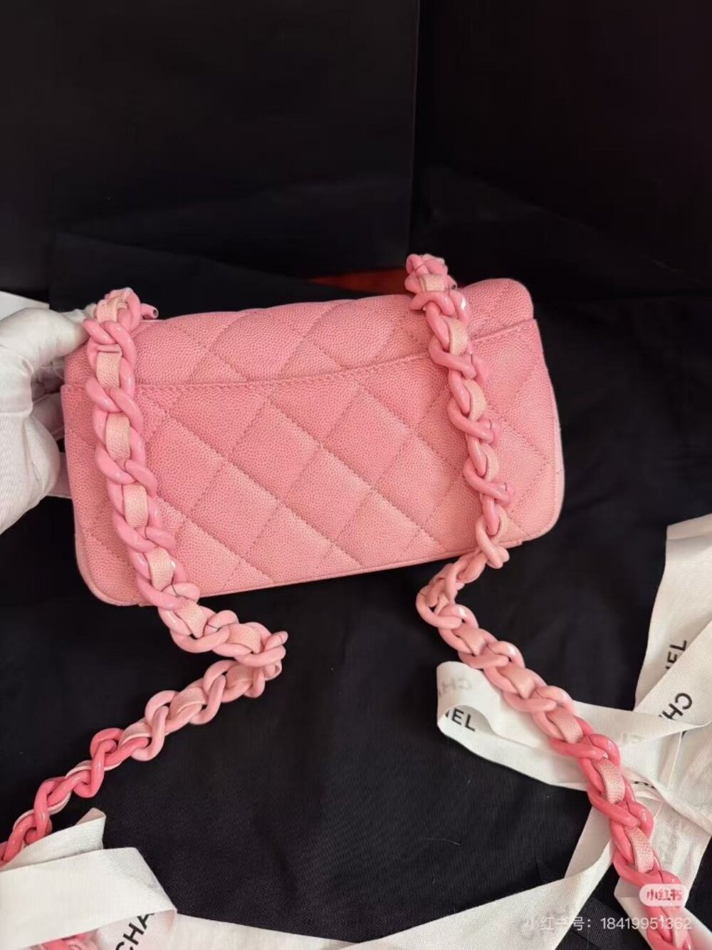 Classic CHANEL bag: A Stylish and Versatile Choice for Elegance - Picture 4 of 6